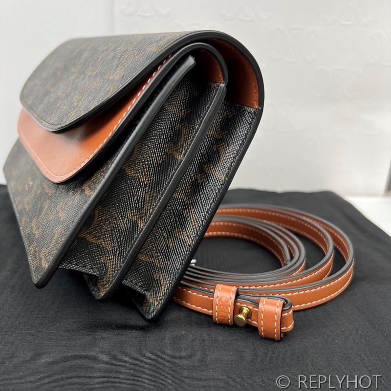 셀린느 스트랩 지갑 [매장가 225만원대]