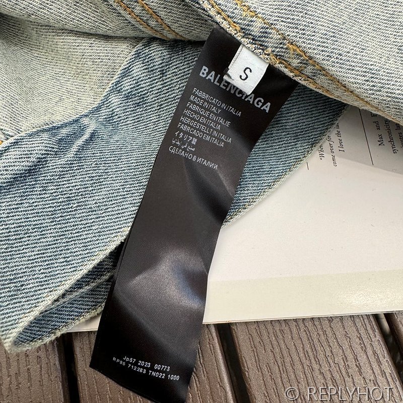 발렌시아가 뉴 웨이스트 실루엣 워싱 데님 자켓