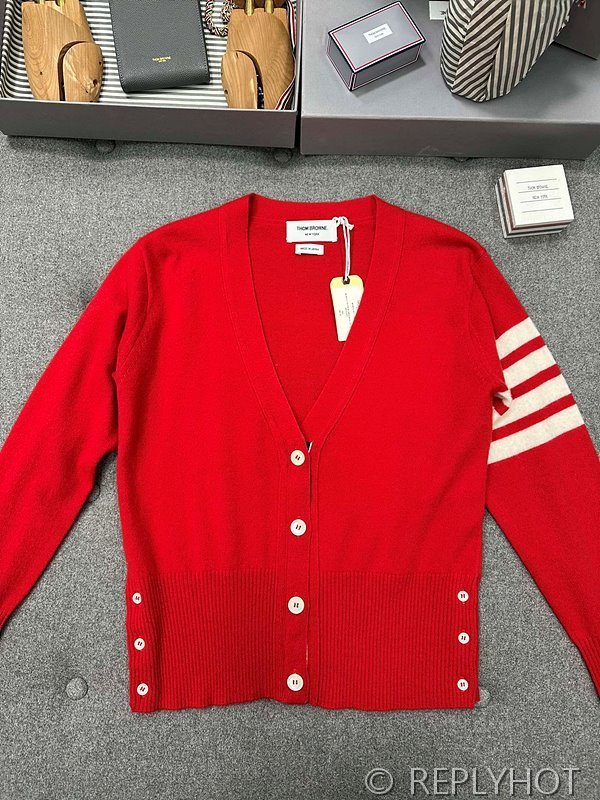 톰브라운 캐시미어 4 바 브이넥 카디건 레드 수지 가디건 [매장가 300만원대]