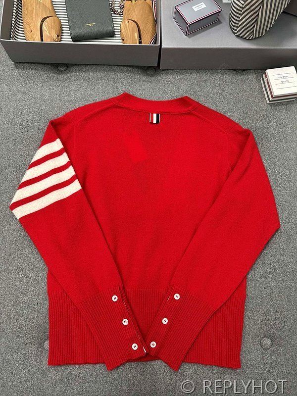 톰브라운 캐시미어 4 바 브이넥 카디건 레드 수지 가디건 [매장가 300만원대]