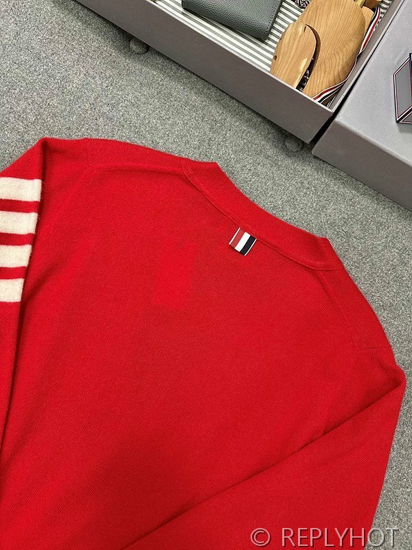 톰브라운 캐시미어 4 바 브이넥 카디건 레드 수지 가디건 [매장가 300만원대]