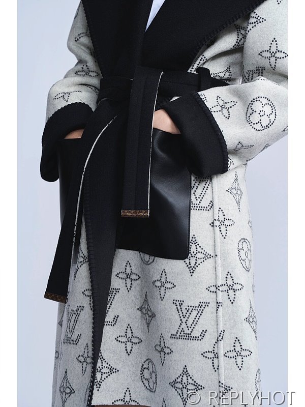 루이비통 블랙 리버서블 마히나 모노그램 울랩 코트 [매장가 770만원대]