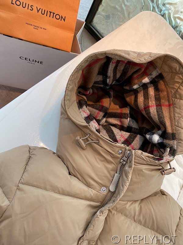 버버리 구스다운 숏체크패딩 [매장가 380만원대]