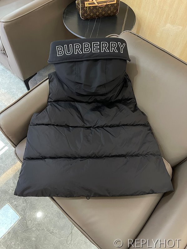 버버리 구스다운 패딩조끼 2COLOR[매장가 470만원대]