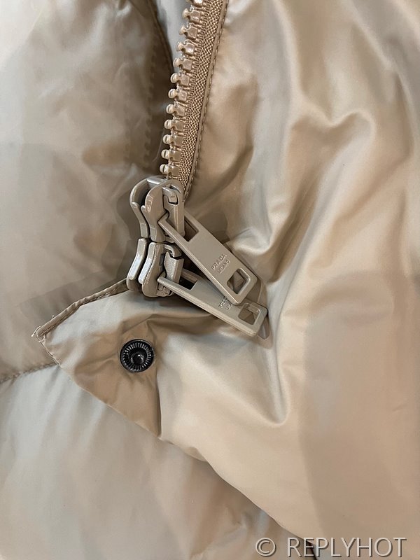 프라다 리나일론 코요테 퍼 롱패딩 2COLOR[매장가 490만원대]