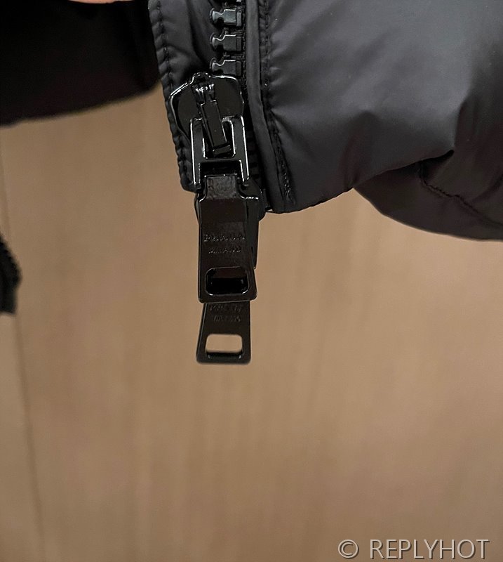 프라다 리나일론 롱패딩 2COLOR[매장가 450만원대]