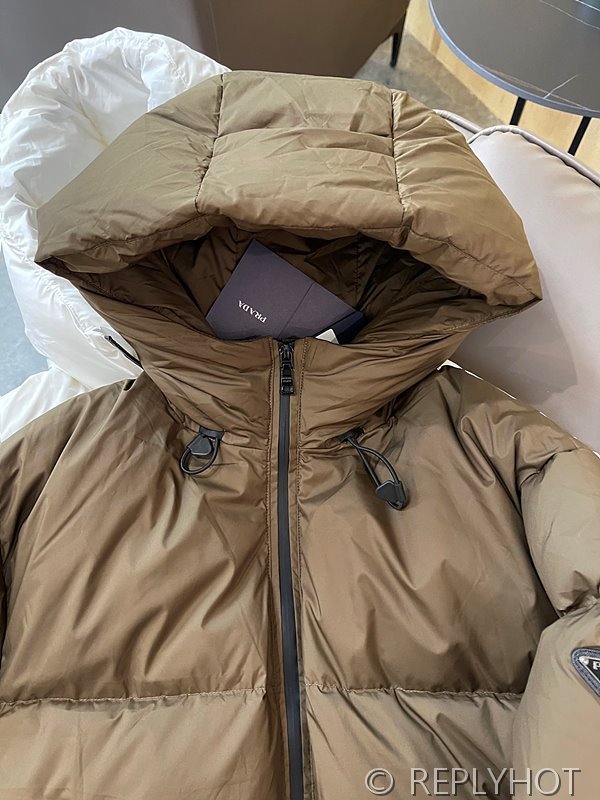 프라다 리나일론 후드패딩 2COLOR[매장가 470만원대]