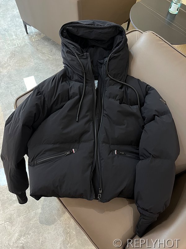 프라다 구스다운 패딩[매장가 440만원대]