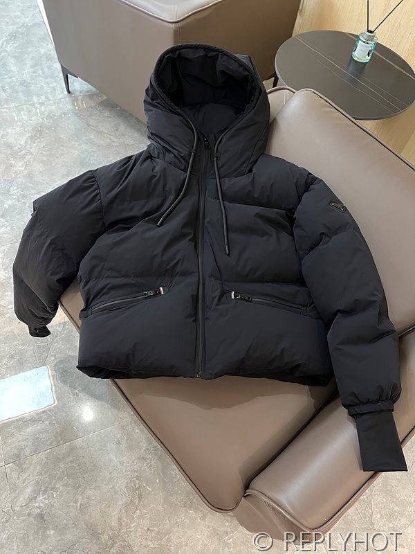프라다 구스다운 패딩[매장가 440만원대]