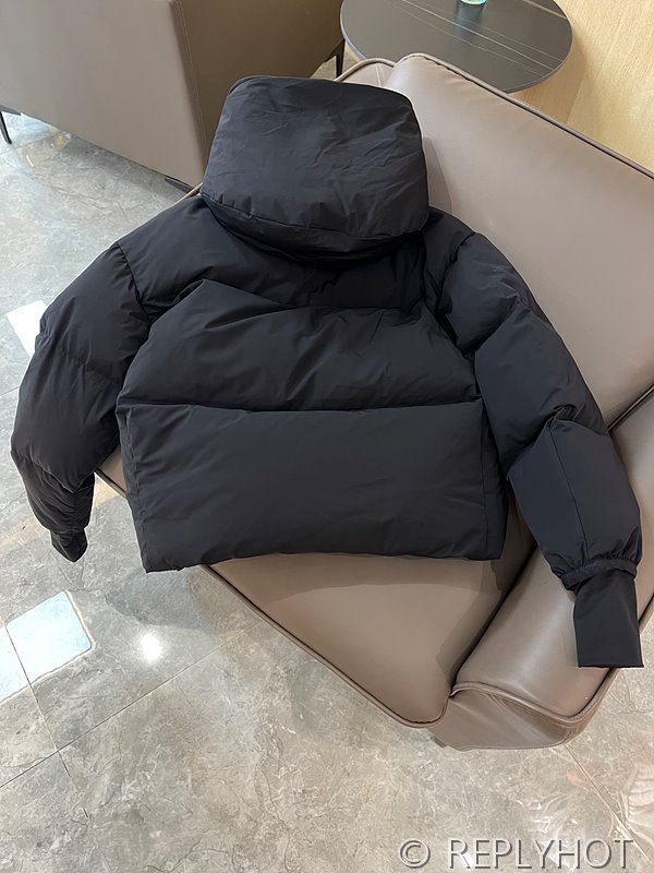 프라다 구스다운 패딩[매장가 440만원대]