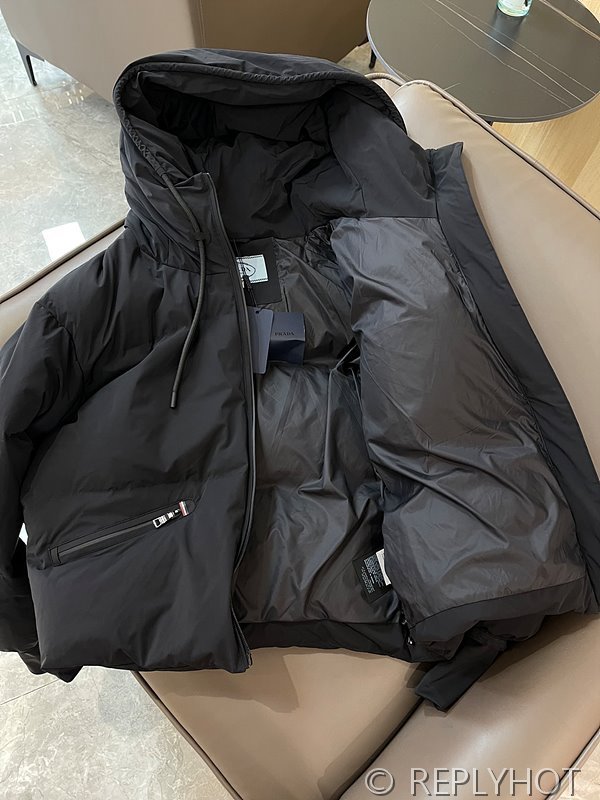 프라다 구스다운 패딩[매장가 440만원대]
