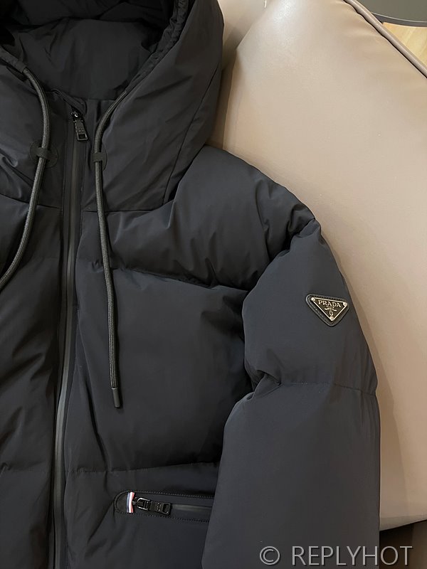 프라다 구스다운 패딩[매장가 440만원대]
