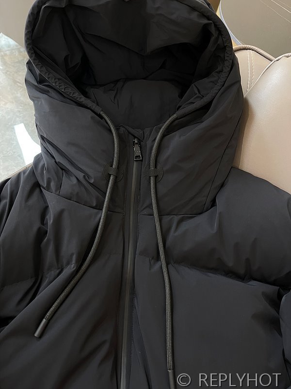 프라다 구스다운 패딩[매장가 440만원대]