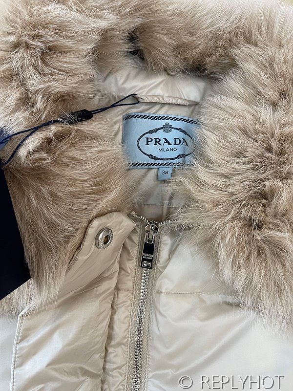 프라다 구스다운 코요테 퍼 패딩 [매장가 450만원대]