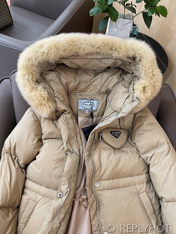 프라다 리나일론 코요테 퍼 롱패딩