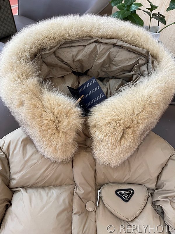 프라다 리나일론 코요테 퍼 롱패딩