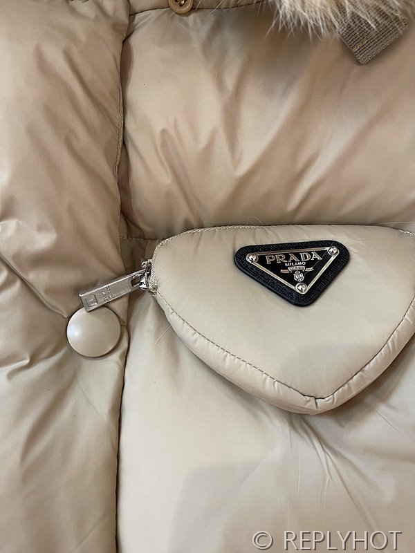 프라다 리나일론 코요테 퍼 롱패딩