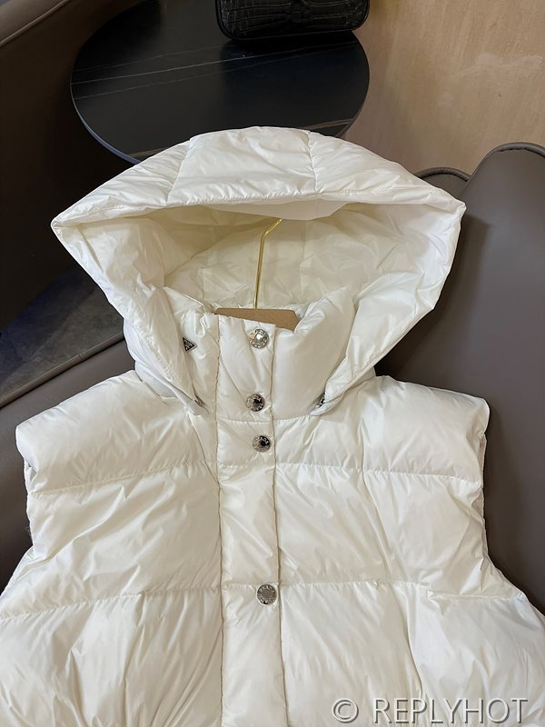 프라다 패딩조끼 [매장가 220만원대]