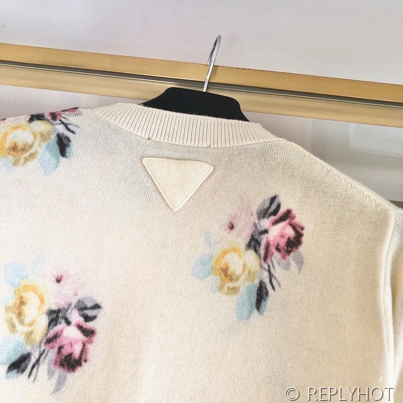 프라다 가디건 P25M97SOOO 15IT F0627 ALBINO [매장가 300만원대]