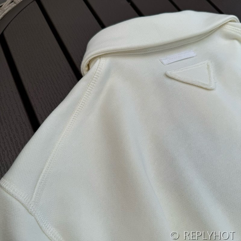 프라다 플리스 폴로 셔츠 [매장가 191만원대]