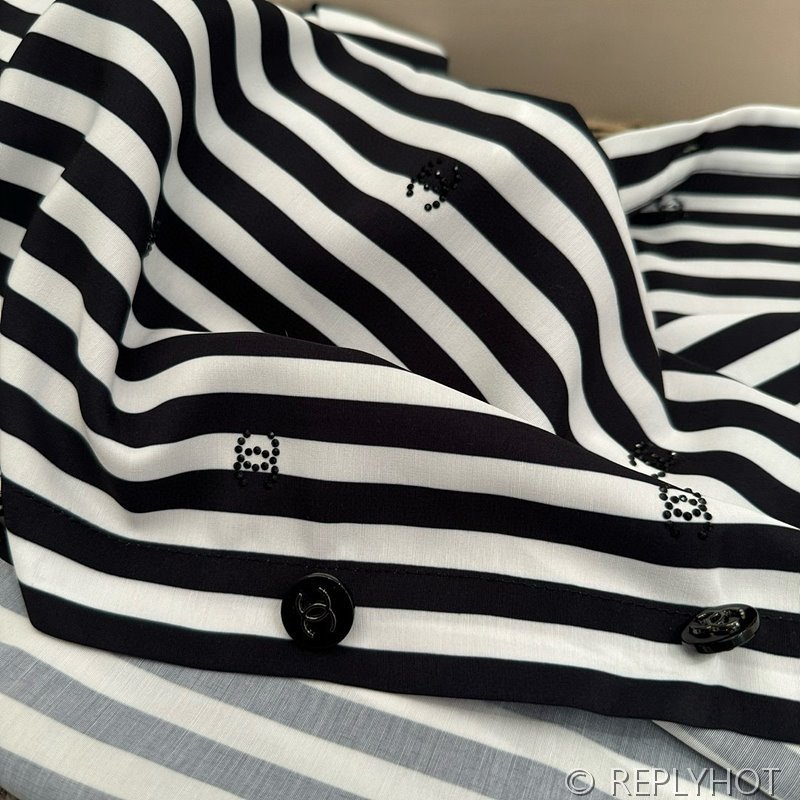 샤넬 코코비치 컬렌션 CC로고 스트라이프 블라우스 2color [매장가 500만원대]