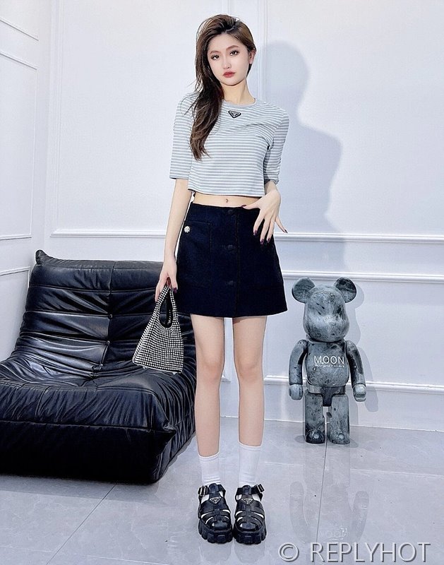 프라다 트라이앵글 로고 반팔티