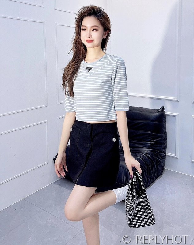 프라다 트라이앵글 로고 반팔티