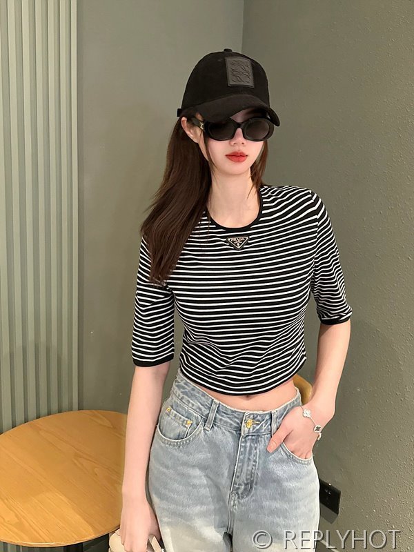 프라다 트라이앵글 로고 반팔티