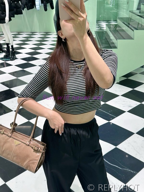 프라다 트라이앵글 로고 반팔티