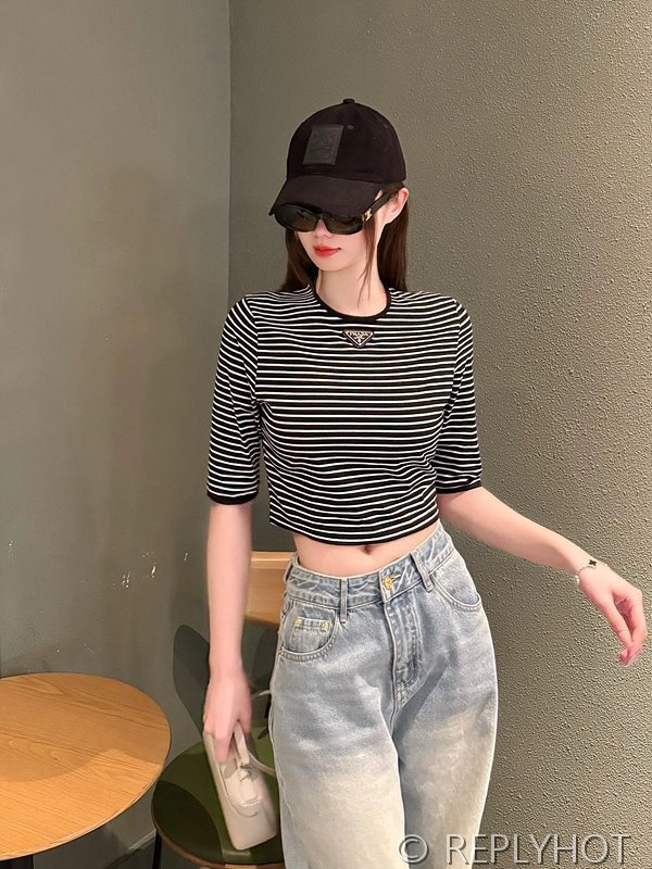 프라다 트라이앵글 로고 반팔티