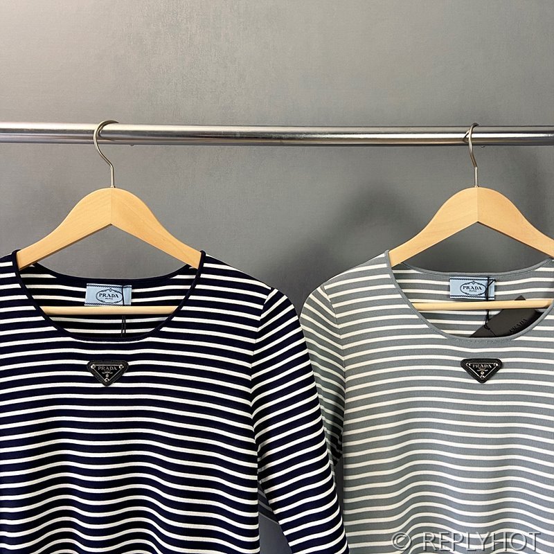 프라다 트라이앵글 로고 반팔티