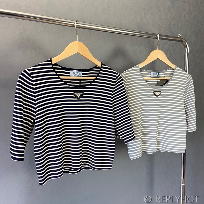 프라다 트라이앵글 로고 반팔티