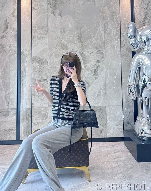 샤넬 스트라이프 브이넥 가디건