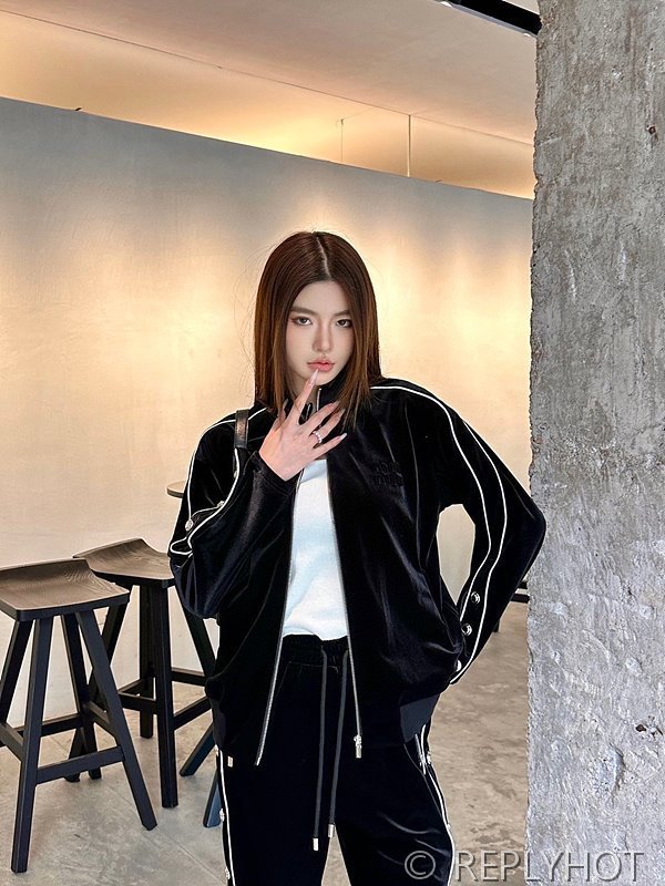 미우미우 벨벳 리벳버튼 트레이닝복세트