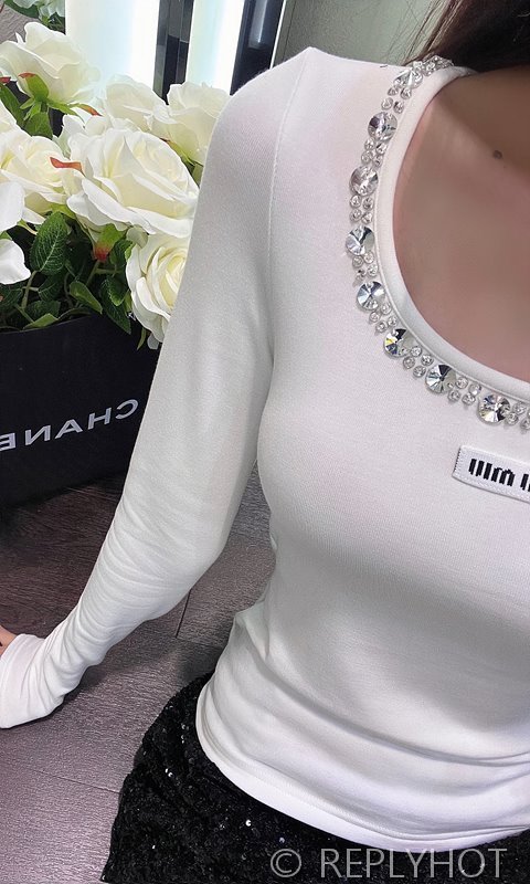 미우미우 다이아 U넥 티셔츠