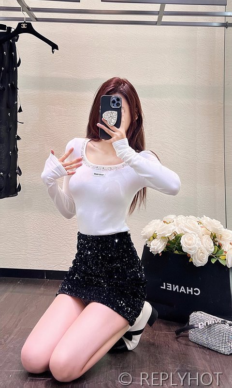 미우미우 다이아 U넥 티셔츠