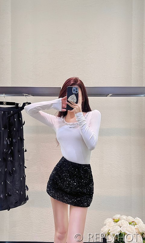 미우미우 다이아 U넥 티셔츠