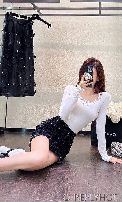 미우미우 다이아 U넥 티셔츠