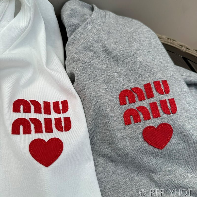 미우미우 러브로고 자수 티셔츠 2color