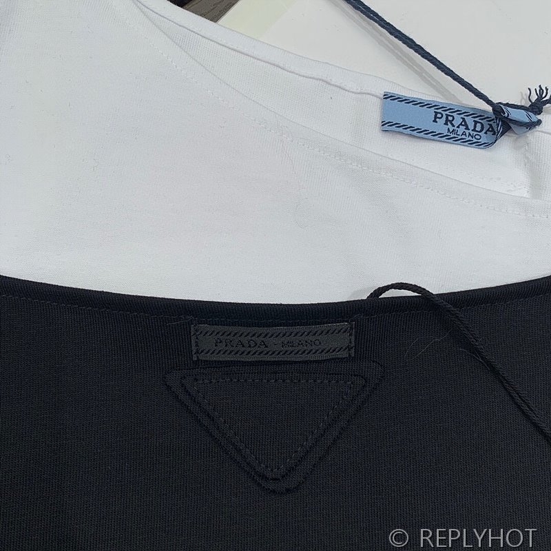 프라다 로고 엠보싱 반팔