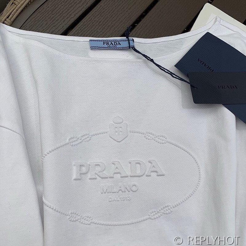프라다 로고 엠보싱 반팔
