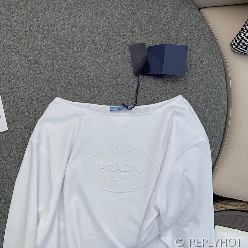 프라다 로고 엠보싱 긴팔
