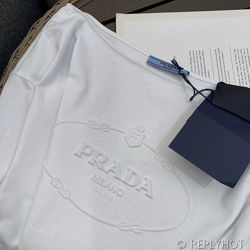 프라다 로고 엠보싱 긴팔