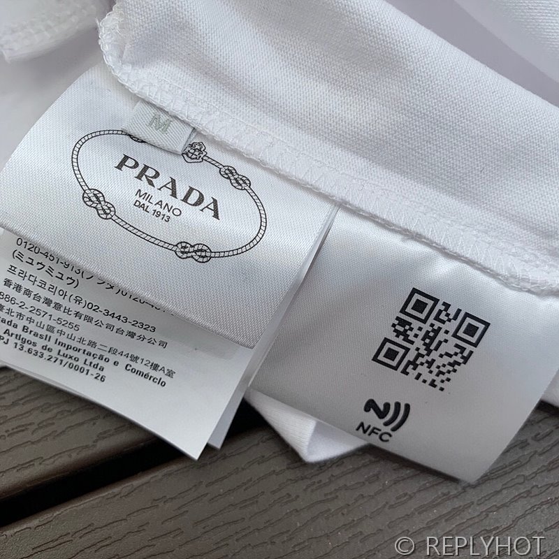 프라다 로고 엠보싱 긴팔