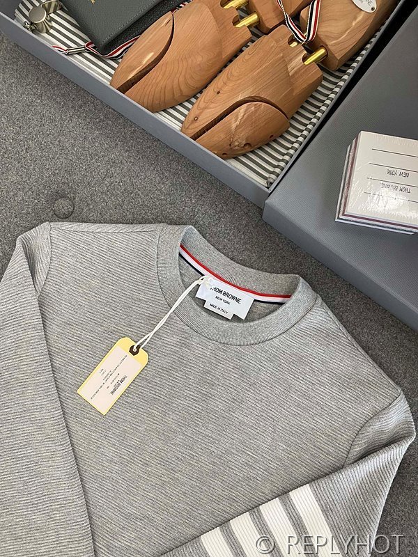 톰브라운 스트레이트 캐주얼 맨투맨 그레이