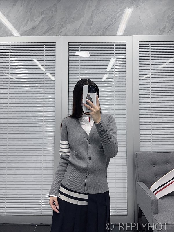 톰브라운 사선완장 브이넥 울 가디건 [매장가 190만원대]