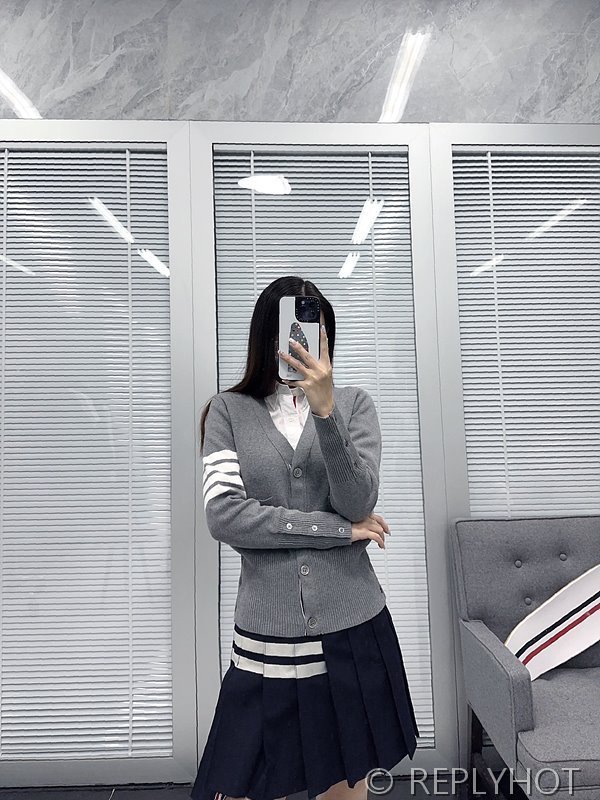 톰브라운 사선완장 브이넥 울 가디건 [매장가 190만원대]