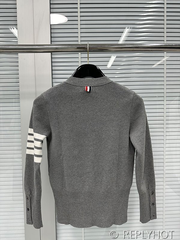 톰브라운 사선완장 브이넥 울 가디건 [매장가 190만원대]