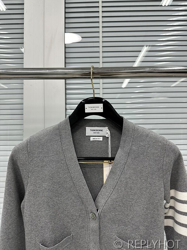 톰브라운 사선완장 브이넥 울 가디건 [매장가 190만원대]