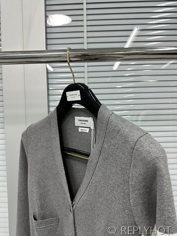 톰브라운 사선완장 브이넥 울 가디건 [매장가 190만원대]